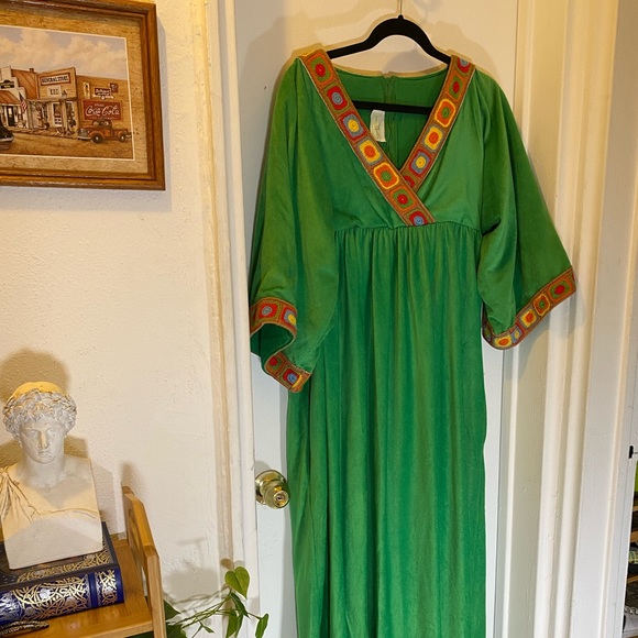 70s VTG Velvet Embroidered Dress - Picture 4 of 11